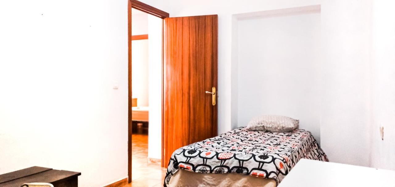 Room In Malaga Center, Homestay "Window To Road" - Habitacion En Apartamento, Ventana A La Careterra! Eksteriør billede
