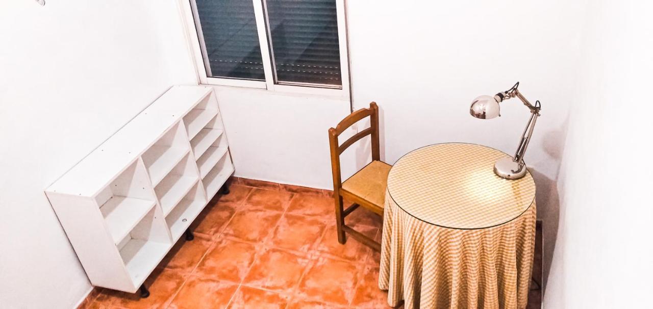 Room In Malaga Center, Homestay "Window To Road" - Habitacion En Apartamento, Ventana A La Careterra! Eksteriør billede