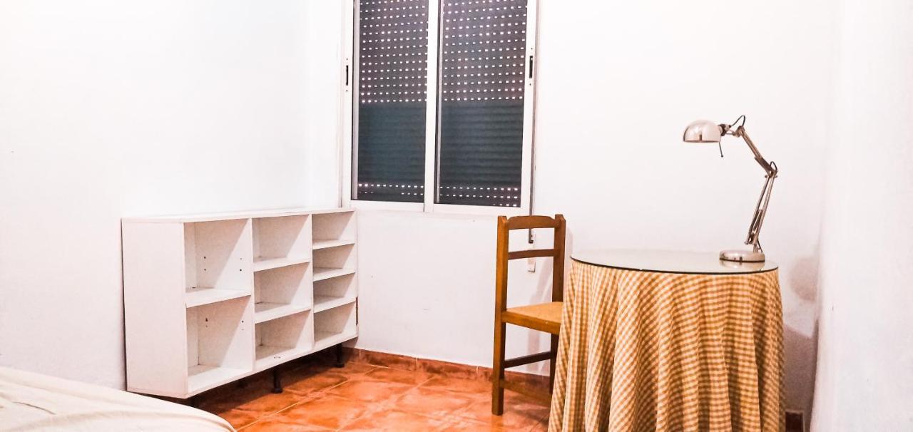 Room In Malaga Center, Homestay "Window To Road" - Habitacion En Apartamento, Ventana A La Careterra! Eksteriør billede